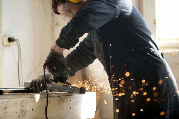 שימוש בכלי עבודה שימוש בכלי עבודה